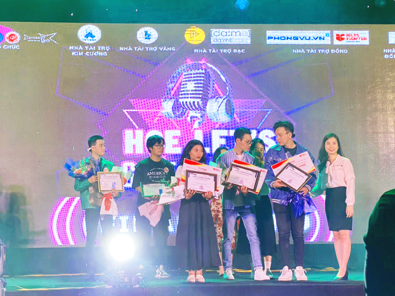 IELTS Fighter đ&atilde; trao tay c&aacute;c bạn sinh vi&ecirc;n ĐH Kinh tế - ĐH Huế h&agrave;ng trăm suất học bổng, phần qu&agrave;