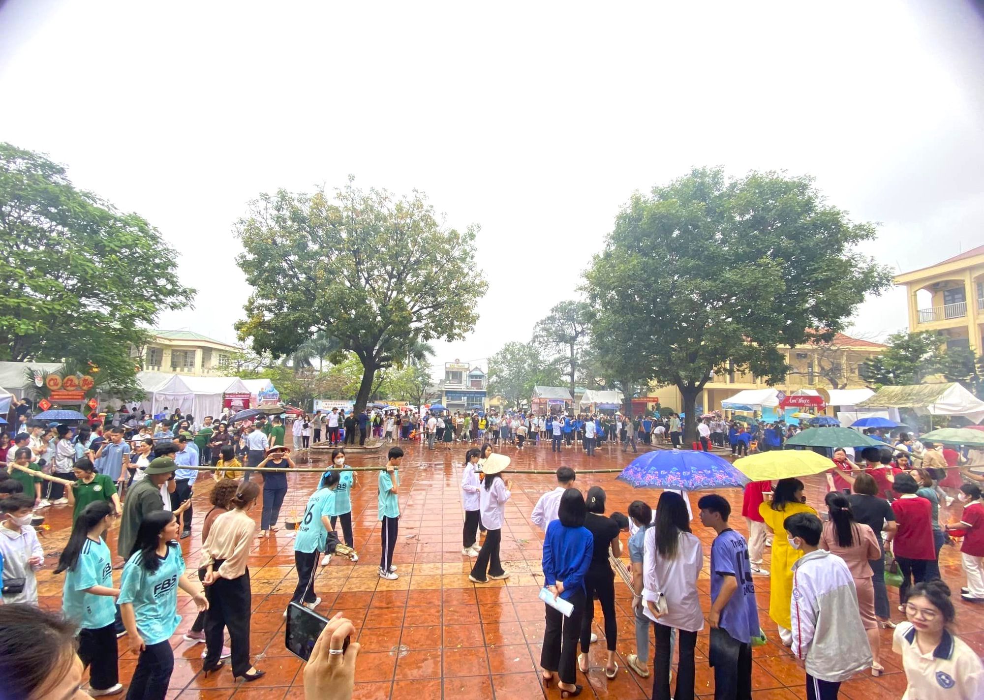 C&aacute;c bạn học sinh trong phần thi thổi cơm