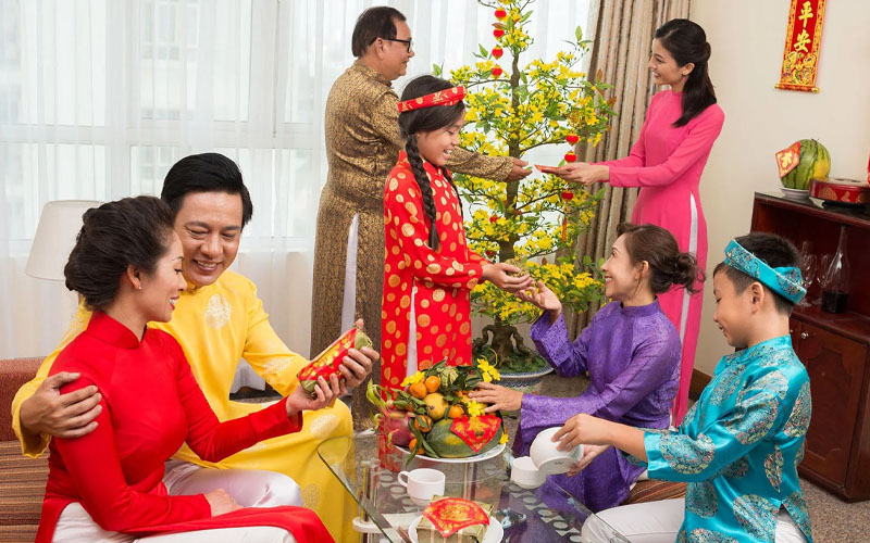 L&igrave; x&igrave; Tết tiếng Anh