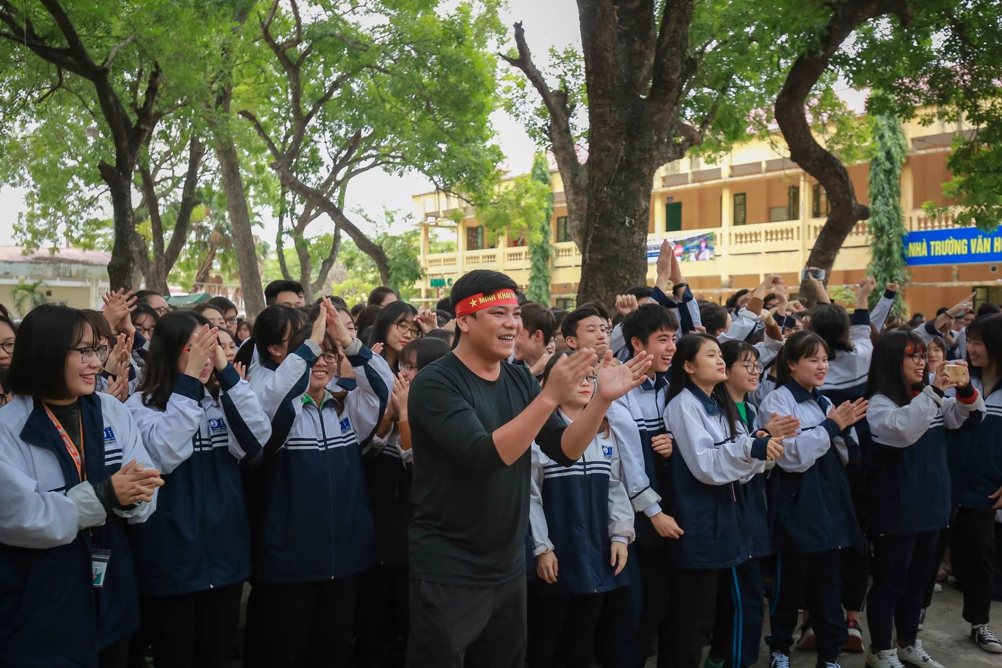 thầy v&agrave; tr&ograve; THPT Nguyễn Thị Minh Khai