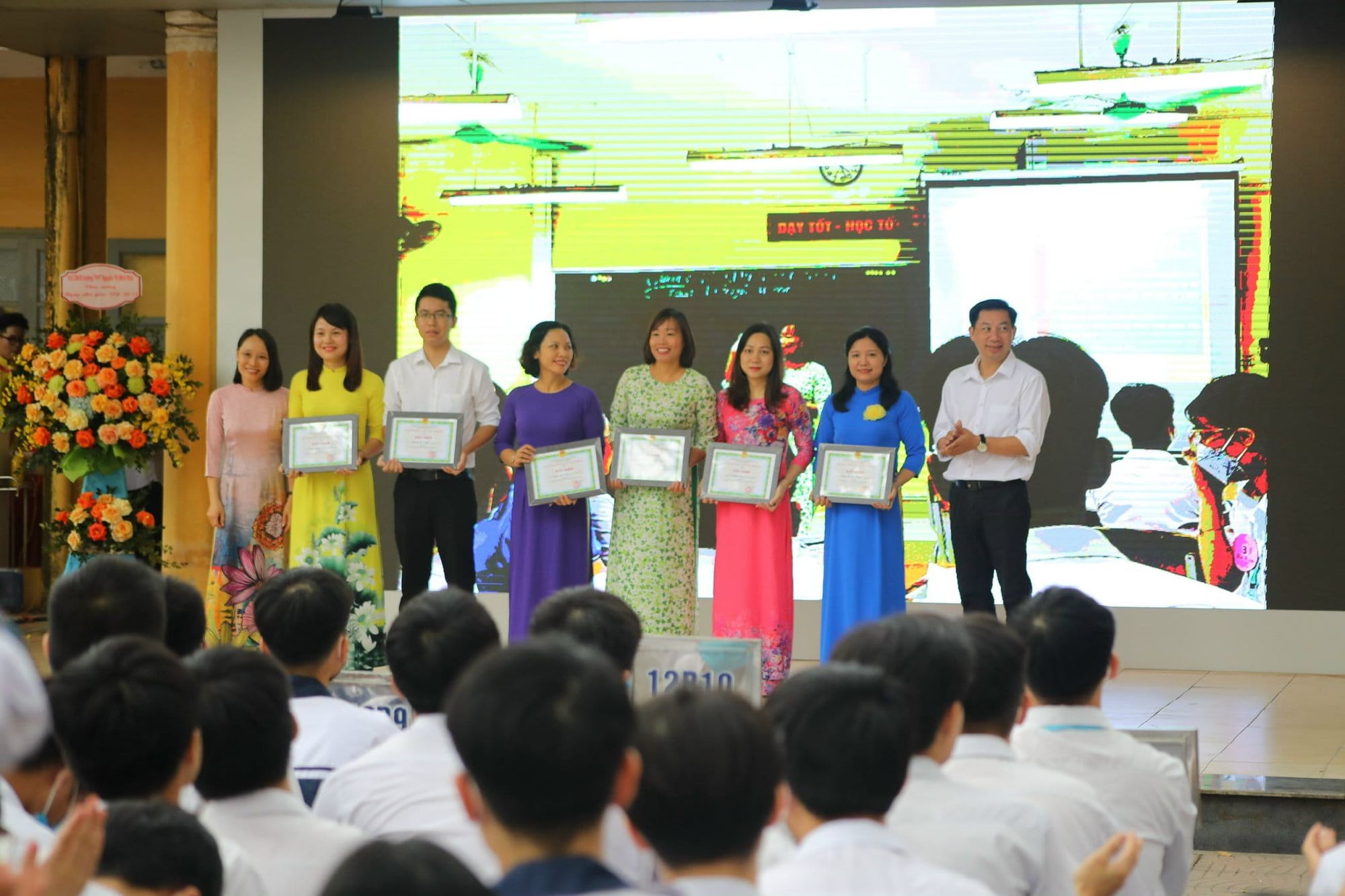 thầy c&ocirc; trường THPT Nguyễn Thị Minh Khai