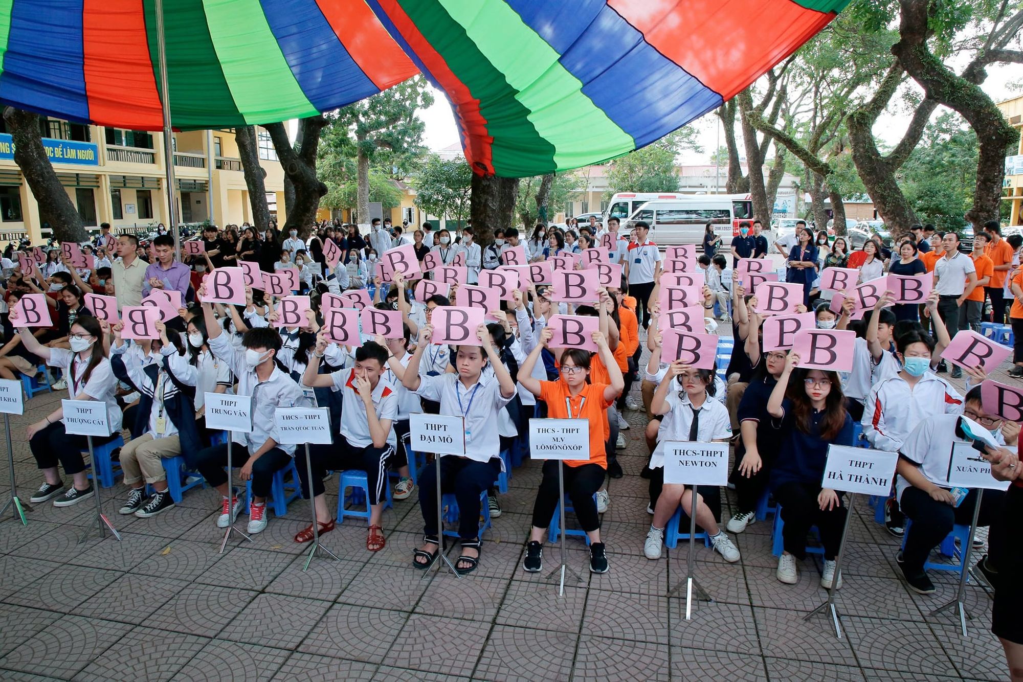 học sinh cấp 3 Nguyễn Thị Minh Khai