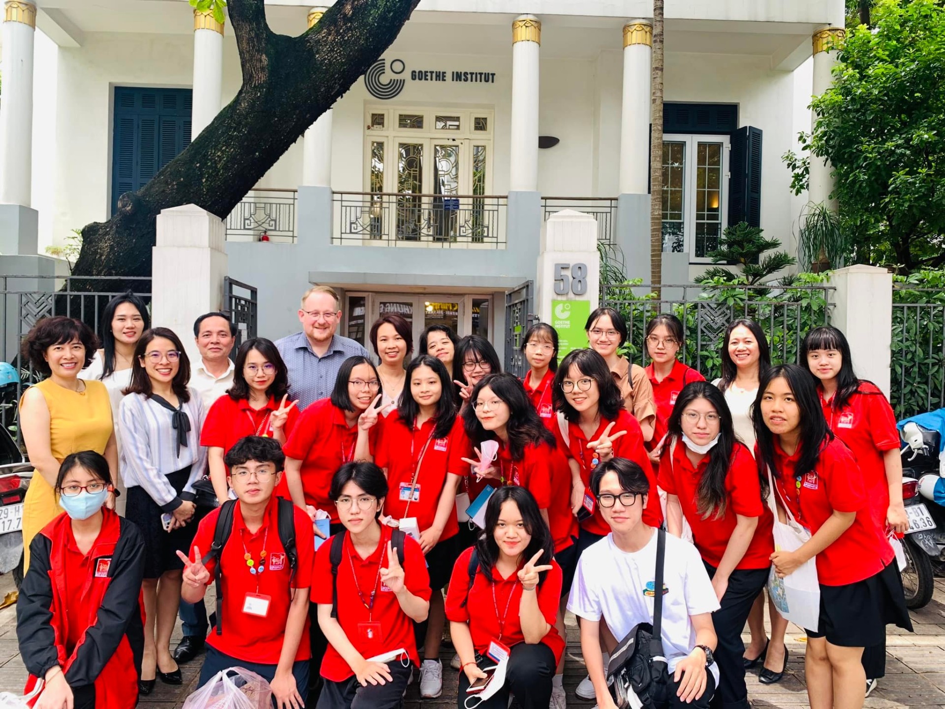 Thầy v&agrave; Tr&ograve; Nh&agrave; trường tham quan v&agrave; giao lưu tại Viện Goethe