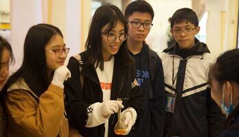 ielts-fighter-dong-hanh-hoi-cho-khoa-hoc-collision-cua-clb-scitech-thpt-chuyen-nguyen-hue-2739