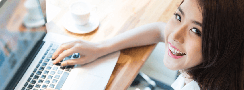 Hướng dẫn viết dạng bài Advantage và Disadvantage Cô gái học IELTS Writing với máy tính